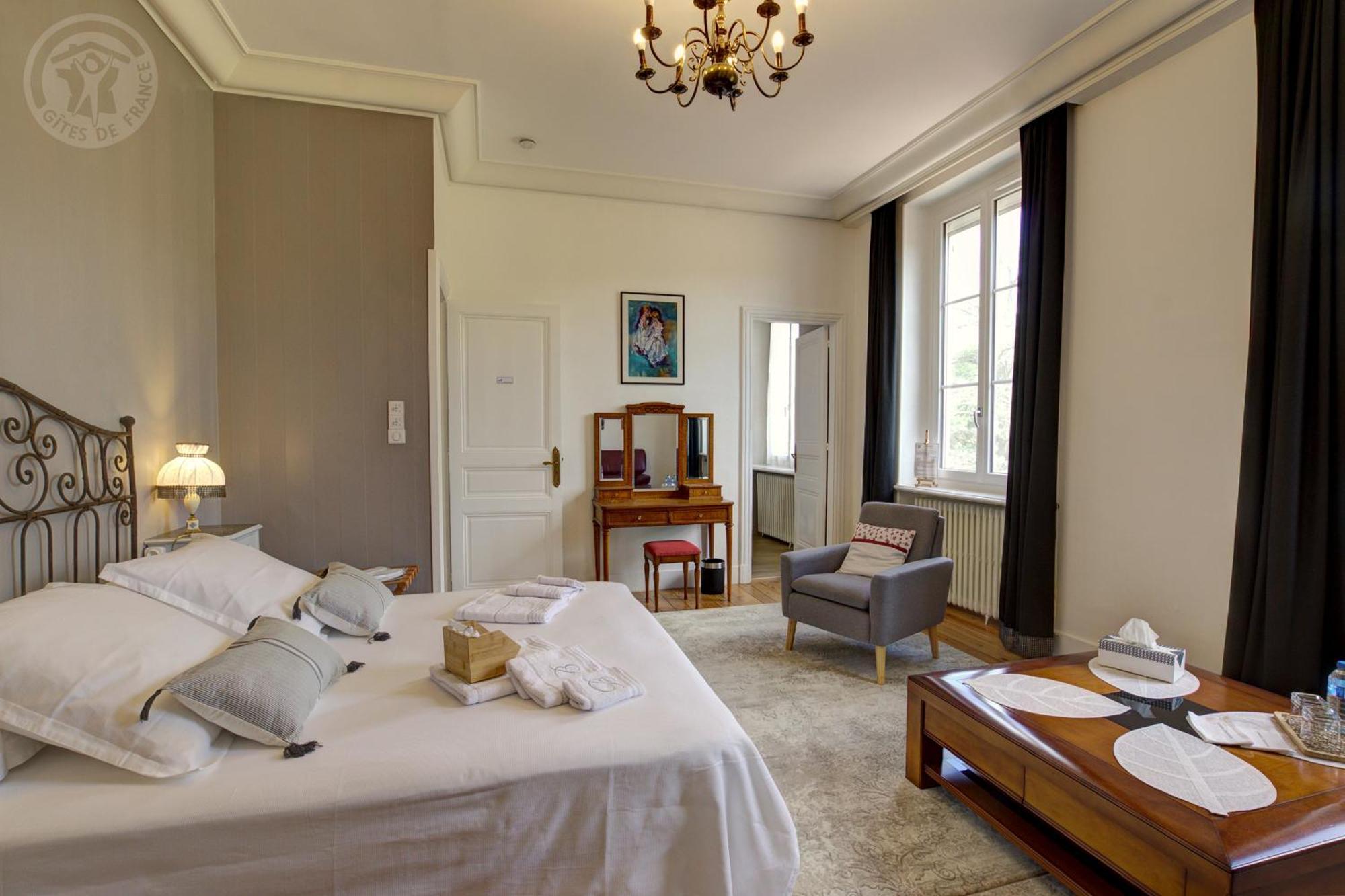 Domaine Berenguer Bed & Breakfast Ouches Bagian luar foto